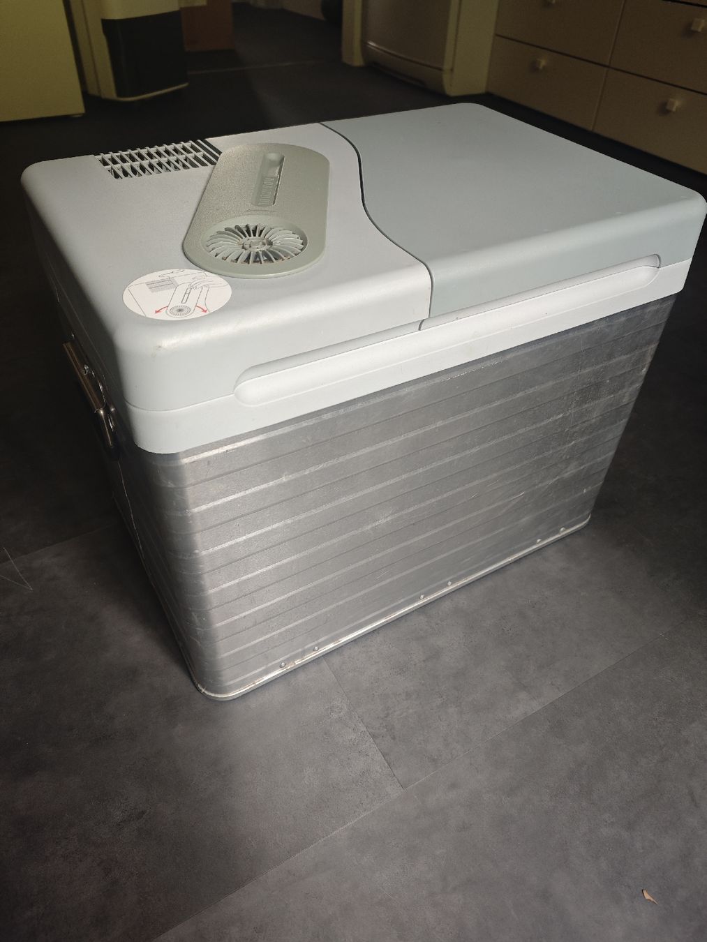 Mobicool Réfrigérateurs et refroidissement: Aluminium - Kühlbox Mobicool 12V/220V – D'occasion à Zofingen par rassecrew