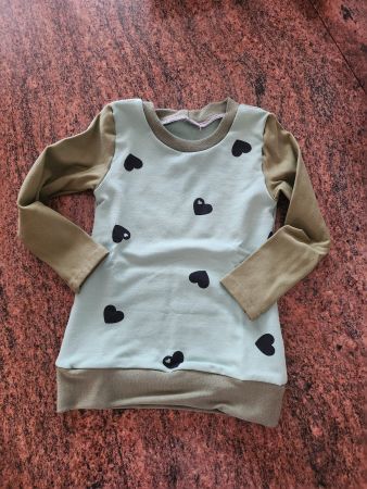 olivgrüner Kinderpullover mit Herzen Gr. 80, neu, Handmade