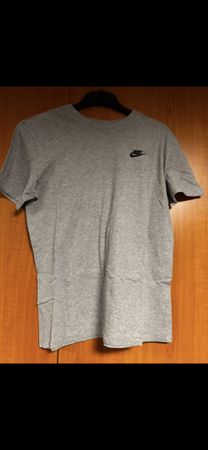 T-shirt gris Nike homme taille M, excellent état pour l'été