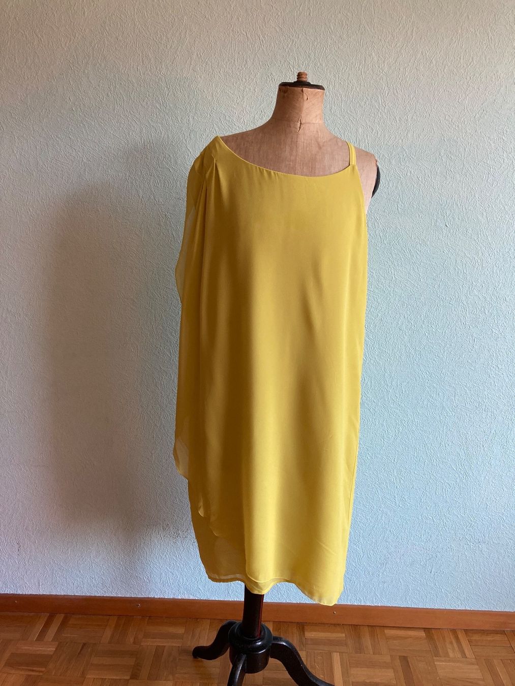 Vestiti: Robe drapée asymétrique moutarde taille 44 – Usato da Genève venduto da ct_fqr8