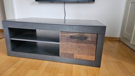Modernes TV-Möbel / Lowboard in Betonoptik mit Holztür