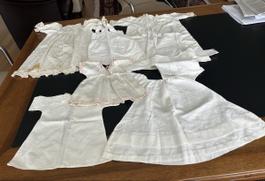 Lot von antiken Puppenkleidern