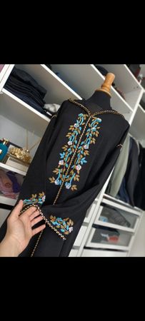  caftan jellaba  noire brodée fleurs bleues et roses taille 