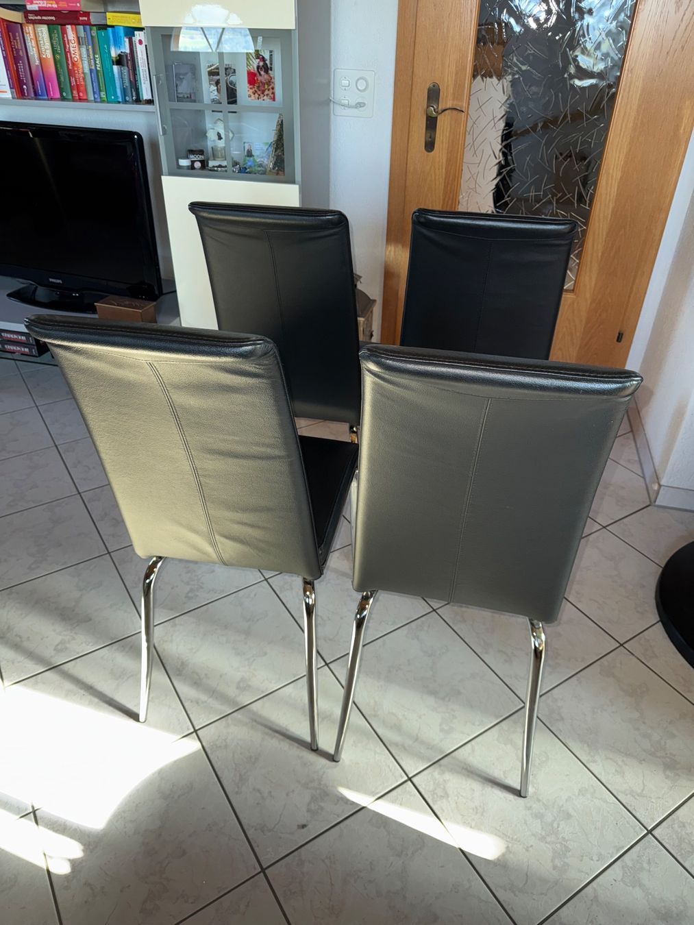 Sedie: 4 sehr bequeme schwarze Leder Stühle – Usato da Grosswangen venduto da Second_hand_paradise 5