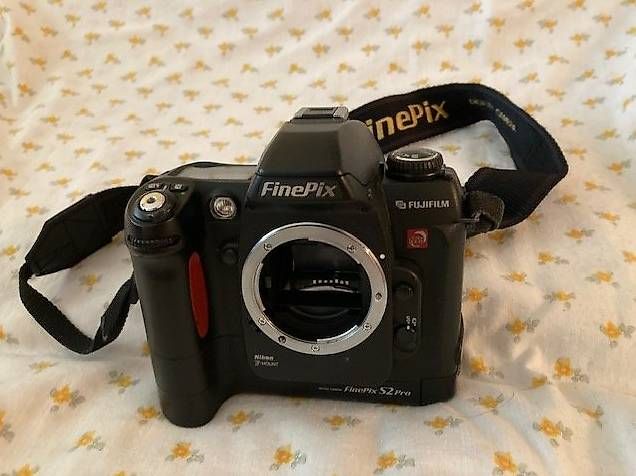 Fujifilm Fotocamera: Digital Camera FinePix S2Pro mit Objektiven – Usato da Cadempino venduto da Bino6
