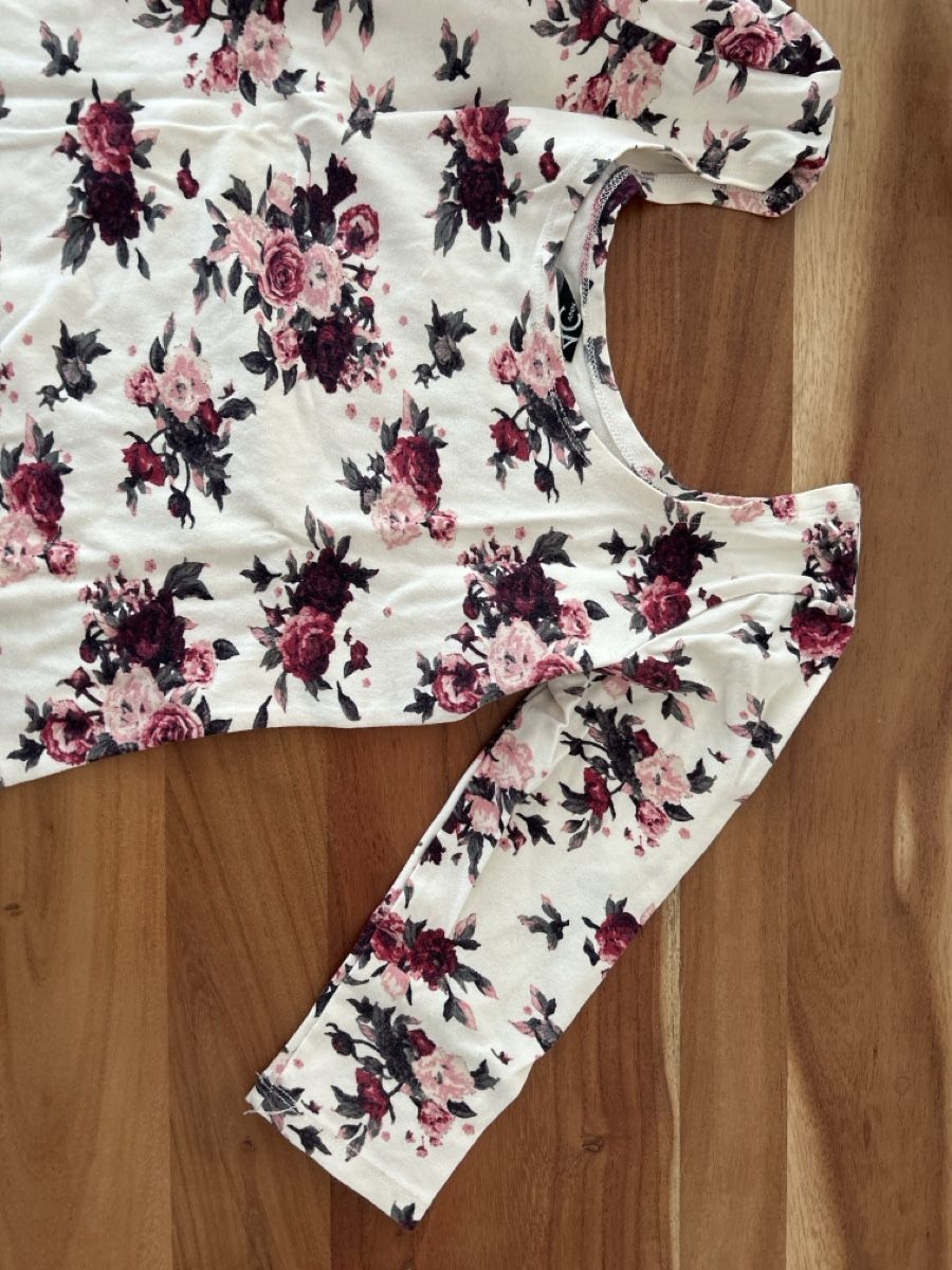 T-shirt: Damen Shirts 2er Set Blumenmuster – Usato da Jona venduto da gr_3nad 3