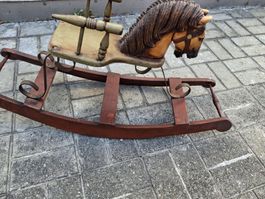 Schaukelpferd Holz Antik gebraucht. Es wurde mal übermalt
