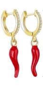 Goldige Ohrringe mit rotem Peperoncino-Anhänger
