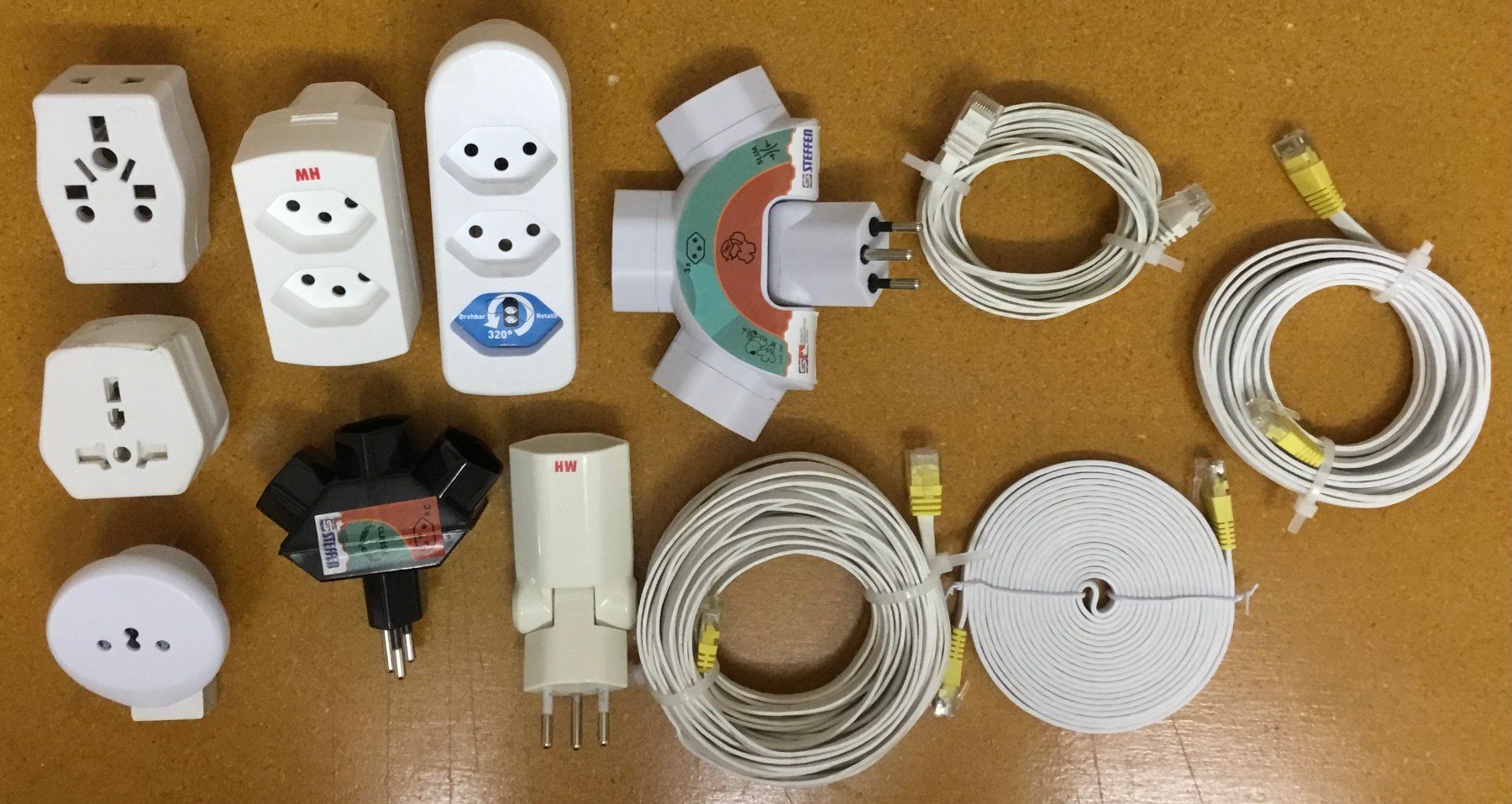 Swisscom Cavi: Div. Adapter, Stecker und Ethernetkabel – Usato da Bassersdorf venduto da Herrenweg 1
