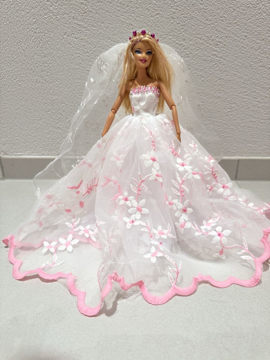 Poupées: Barbie mit Kleid – D'occasion à Zufikon par PQP 1