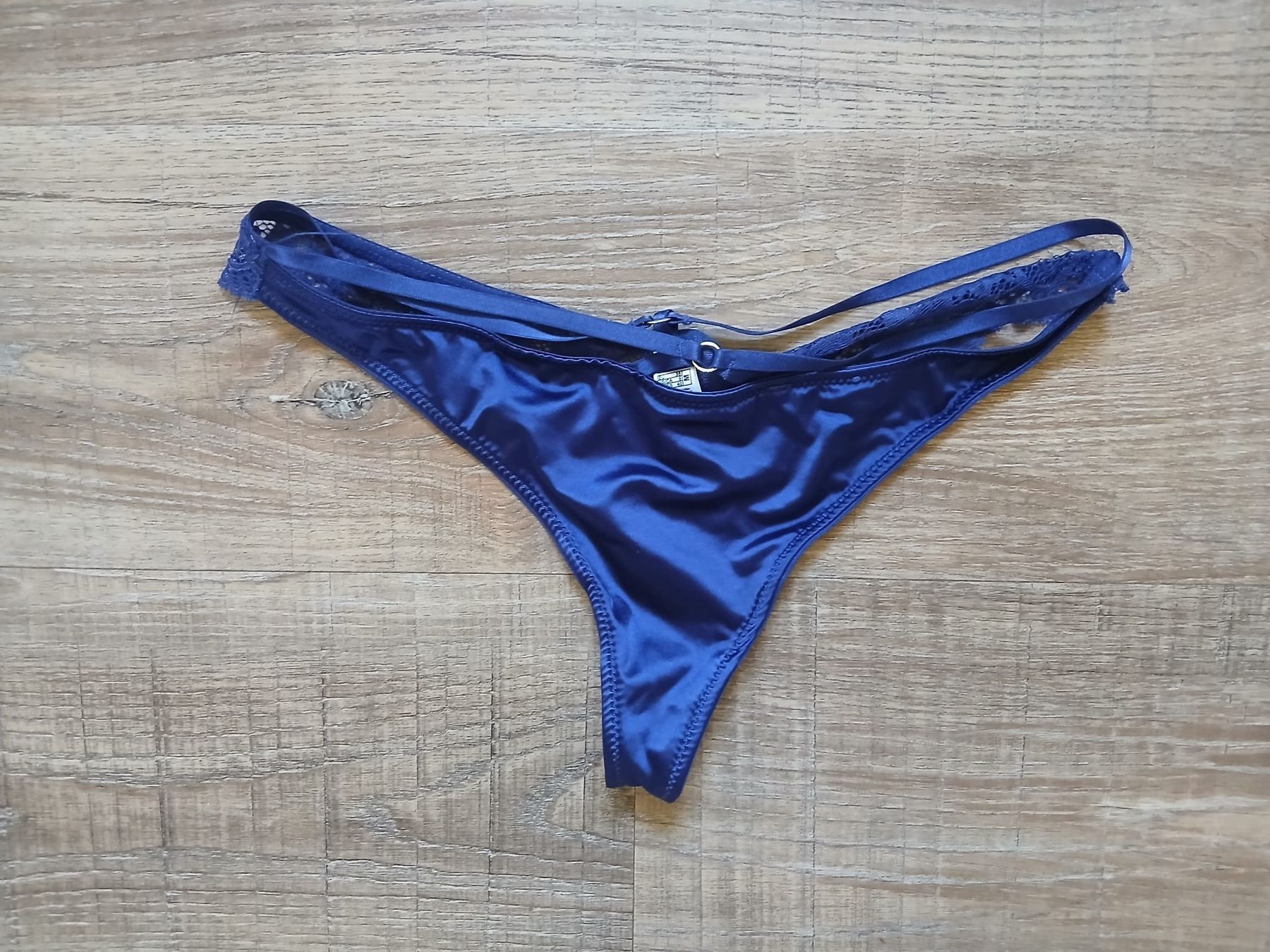Altra biancheria intima: Damen String Satin mit Spitze blau Farbe Grösse M – Usato da Balsthal venduto da Leila_Luna