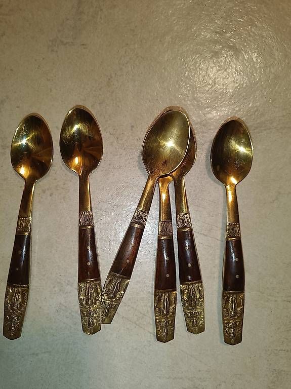 Cucchiai: Set Mit 6 Teelöffeln  mit Buddha-Prägung  – Nuovo e nell'imballaggio originale da Liestal venduto da Robalani