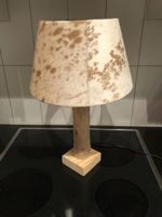 Tischlampe mit Kuhfell