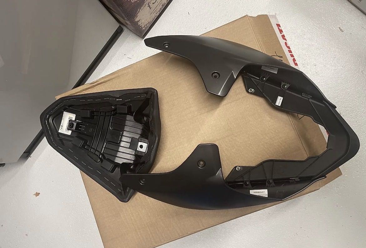 Ducati Alle Motorradersatzteile: Ducati V2 Soziussitz - Heck NEU & UNBENUTZT – Neu und originalverpackt aus Hitzkirch von DM_7 2