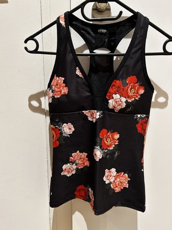 Guess Top, Grösse XS, mit Blumenmuster 🌺