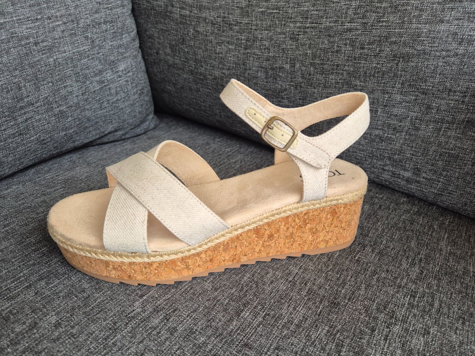 Toms Damenschuhe: TOMS Sommerschuhe mit Keilabsatz – Neu und originalverpackt aus Erlinsbach SO von Juku95