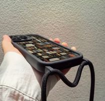 iPhone16 Coque de tél avec cordon - Motif bibliothèque NEUVE