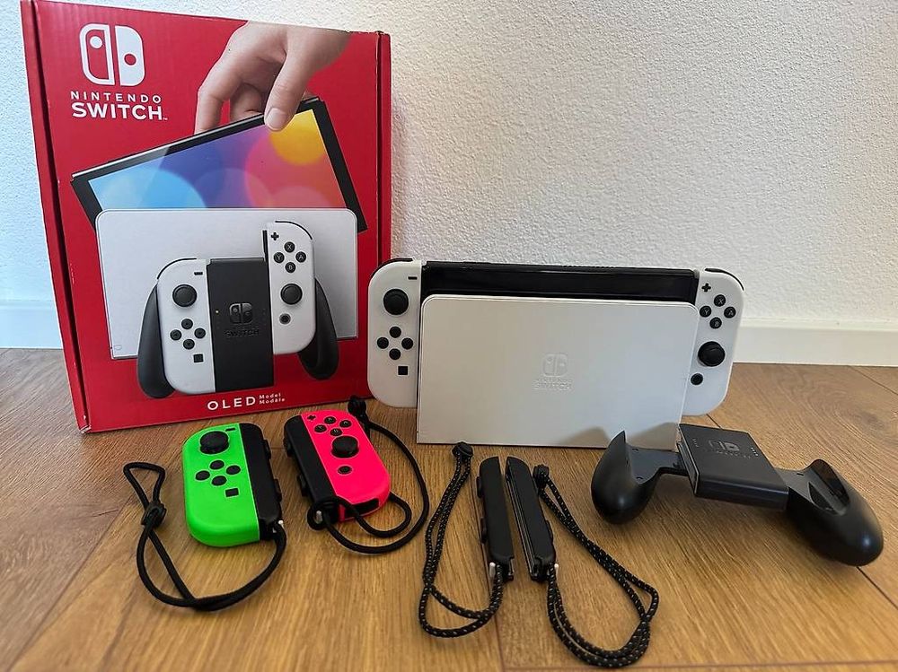 Nintendo Switch OLED + 4 Joy-Con très bon état boîte (D'occasion) à ...