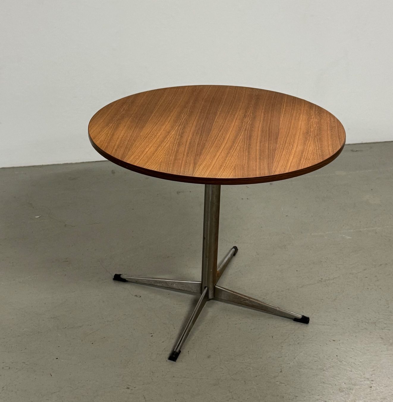 Tables: Runder Teak Sofatisch MidCentury Design 60er – D'occasion à Basel par MidMod20C 1