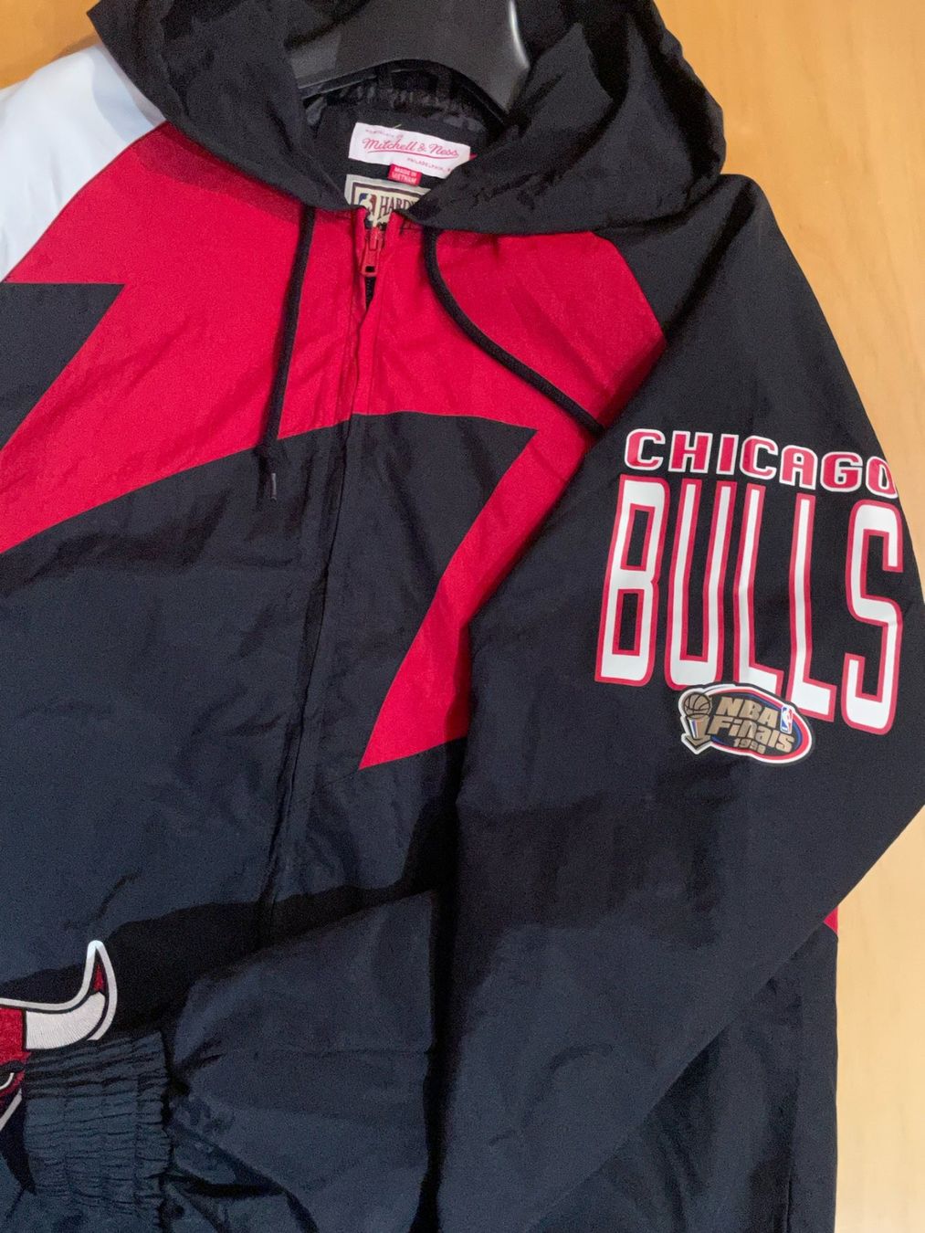 Mitchell & Ness Jacken: MITCHELL & NESS CHICAGO BULLS WINDBREAKER JACKET SZ: M – Gebraucht aus Cortaillod von Stay_Alive_vintage 4