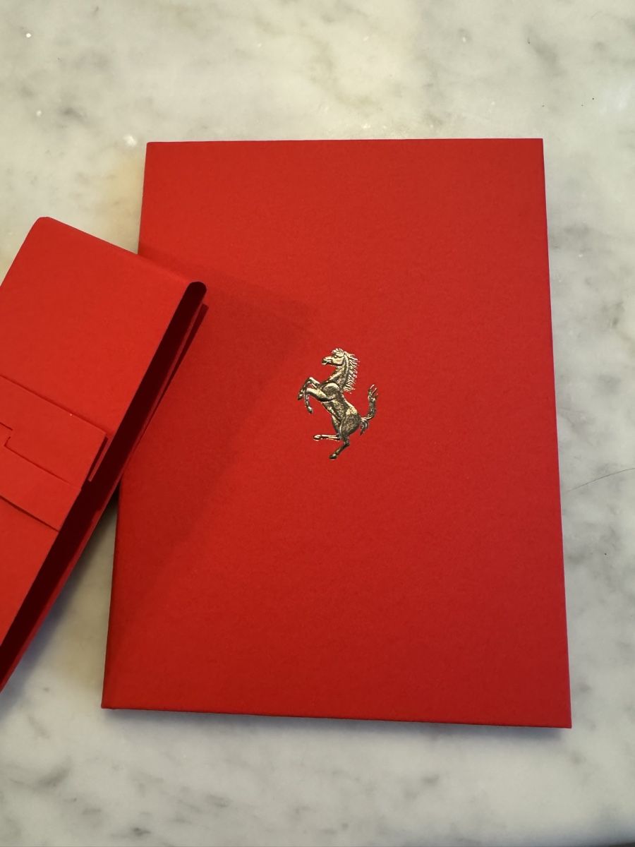Tutte le decorazioni: Ferrari Geschenk Factory Tour original – Nuovo e nell'imballaggio originale da Villmergen venduto da Pacsav