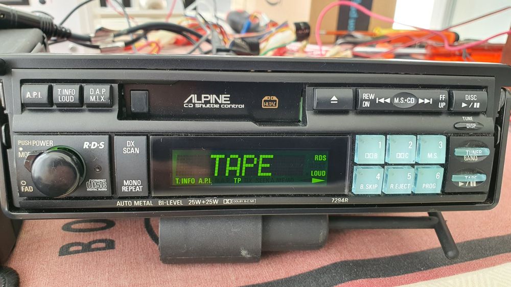 Alpine Autoradio mit Tape, 6-fach CD Wechsler und Endstufe
