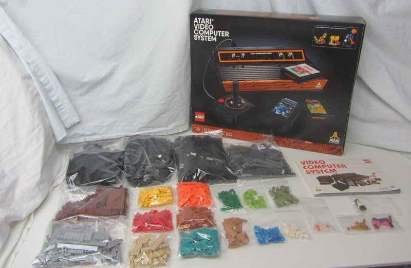 Lego Kit di costruzioni: LEGO Icons 10306 " Atari 2600 Video Computer System " – Usato da Kreuzlingen venduto da heinrich7h