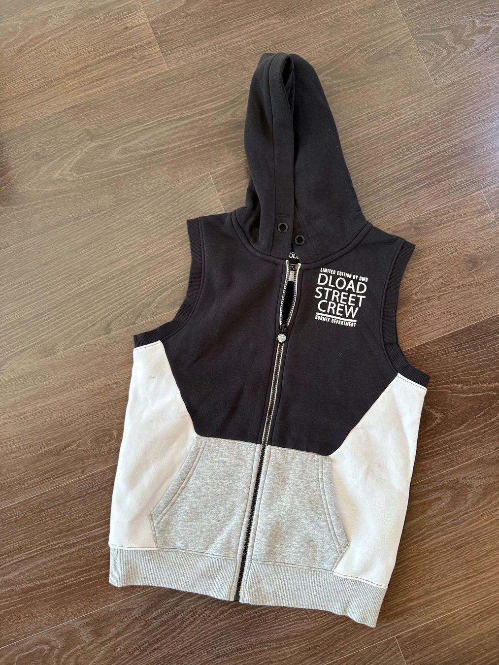 Maglioni & Felpe: Gilet à capuche NEUF 146-152 – Usato da Chermignon-Bas venduto da mioumiou35