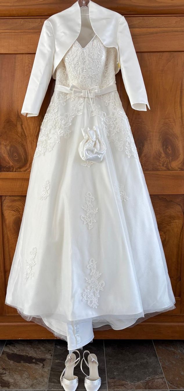 Vestiti: Wunderschönes Brautkleid mit Spitze, Grösse 36 - Traumhaft – Usato da Pfeffingen venduto da Basler113 5