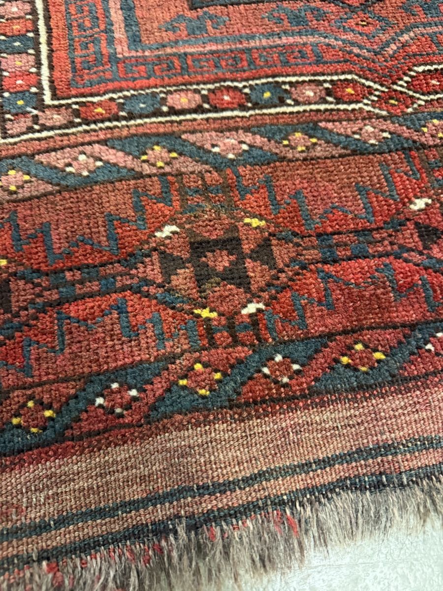 Tappeti: Alt Orientteppich rot mit geometrischem Muster  – Usato da Strengelbach venduto da RaenAntikDesign 4