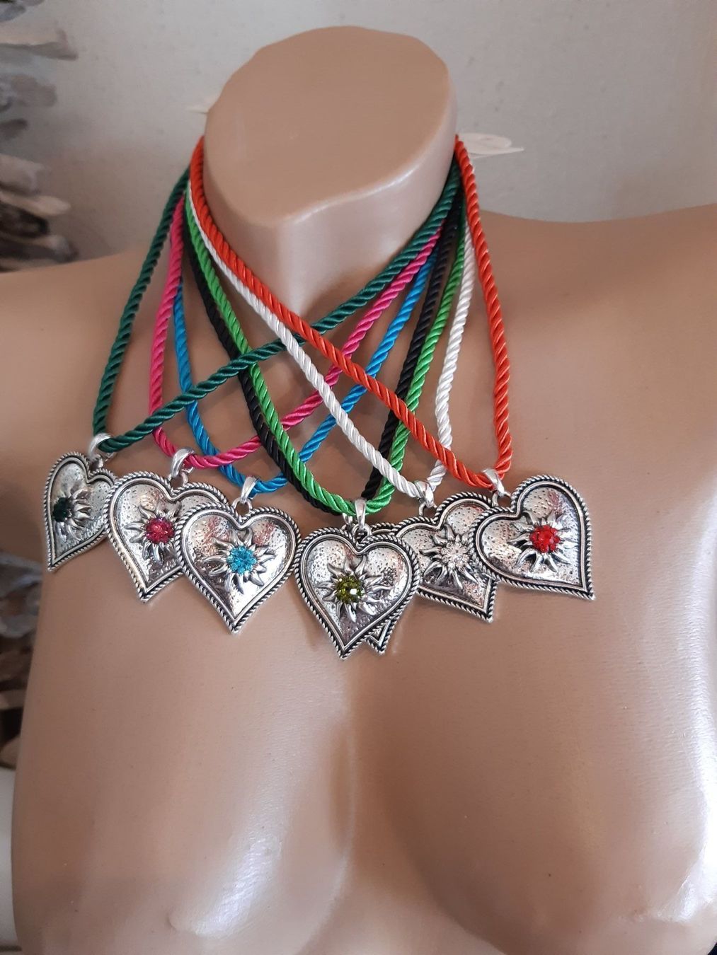 Ketten: Dirndl Herzanhänger Kette - div. Farben – Gebraucht aus Ibach von chaemilochhobbygarte 2