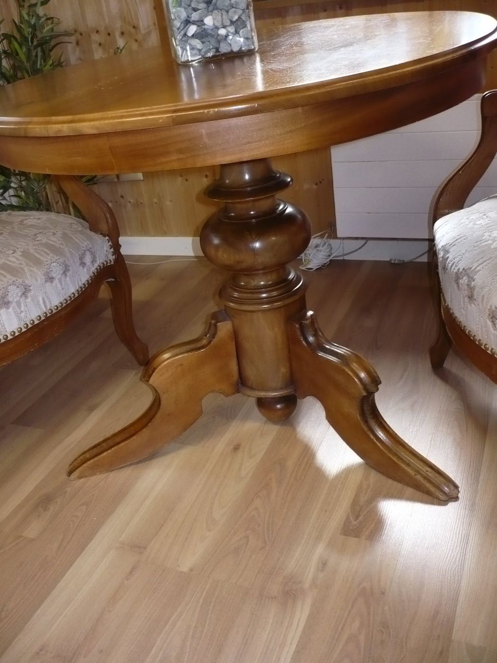 Set di tavolo e panche: runder Tisch mit 2 Stühlen – Usato da Merzligen venduto da Marthe22 2