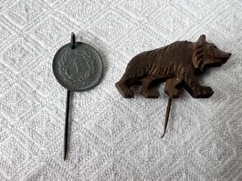 2 Anstecknadeln 1 Räppler 1946, Brienzer Bär