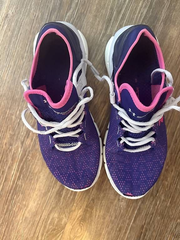 Scarpe da uomo: Under Armour Hallenturnschuhe Grösse 40.5 – Usato da Uttigen venduto da extreme08