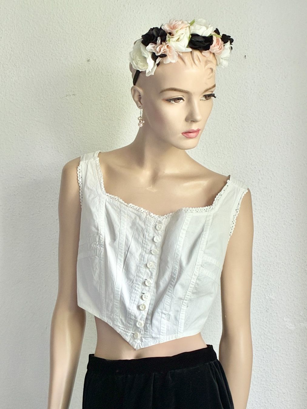 Top: Weisses Leinenbustier/Top mit Perlmuttknöpfen – Usato da Kloten venduto da Nephty 6