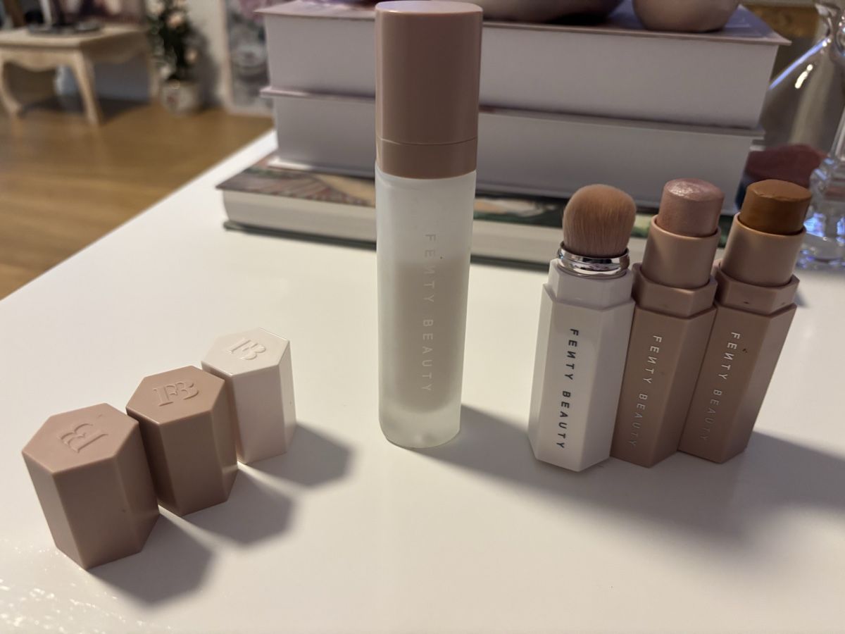 Sephora Make-up: Fenty Beauty Set: Primer, Pinsel, 2 Match Stix – Usato da Baden venduto da Tiffany6878