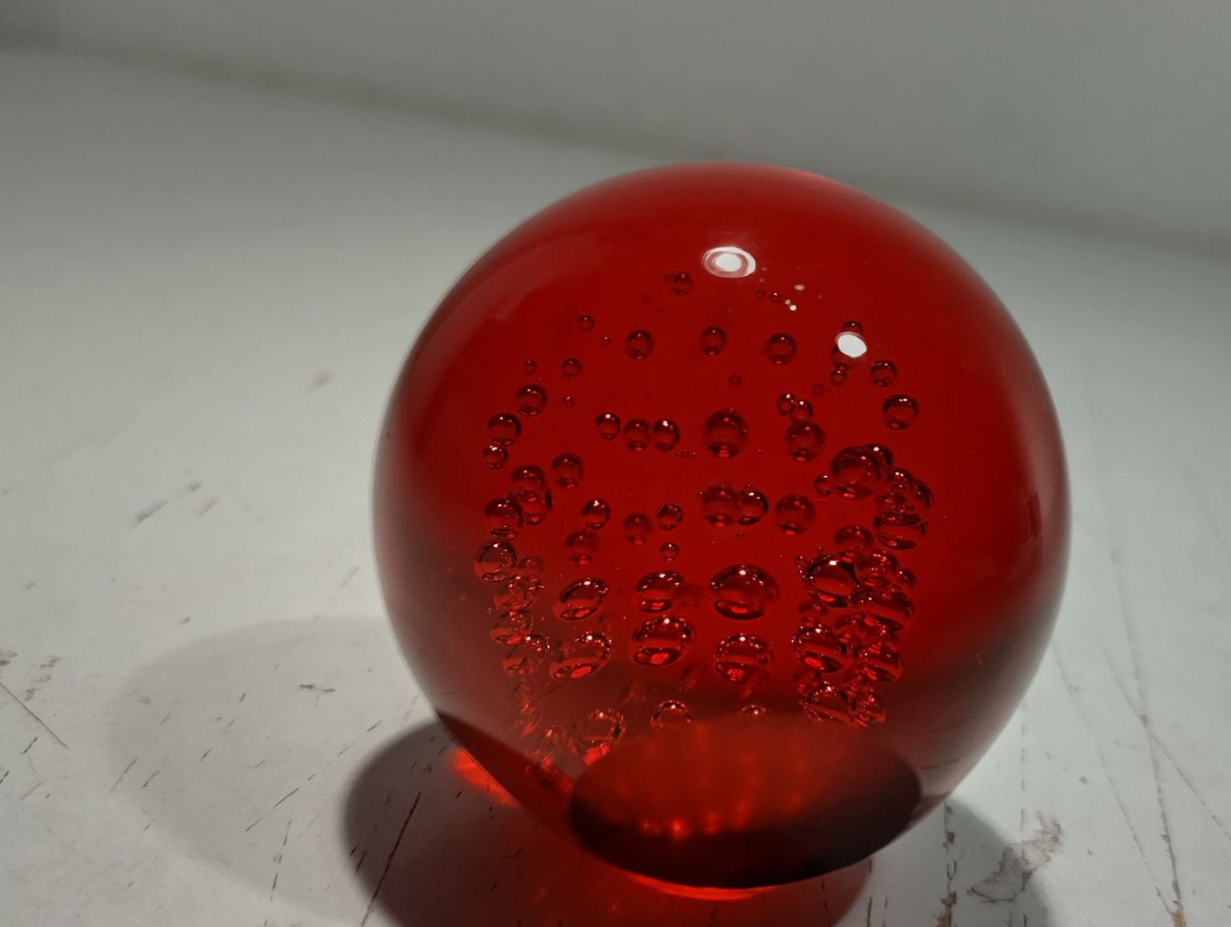 Statuette: Rote Glaskugel, Paperweight mit Luftblasen – Usato da Bellach venduto da JingleCherry 3
