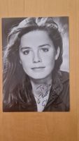Elisabeth Shue, Original Autogramm auf Foto in s/w