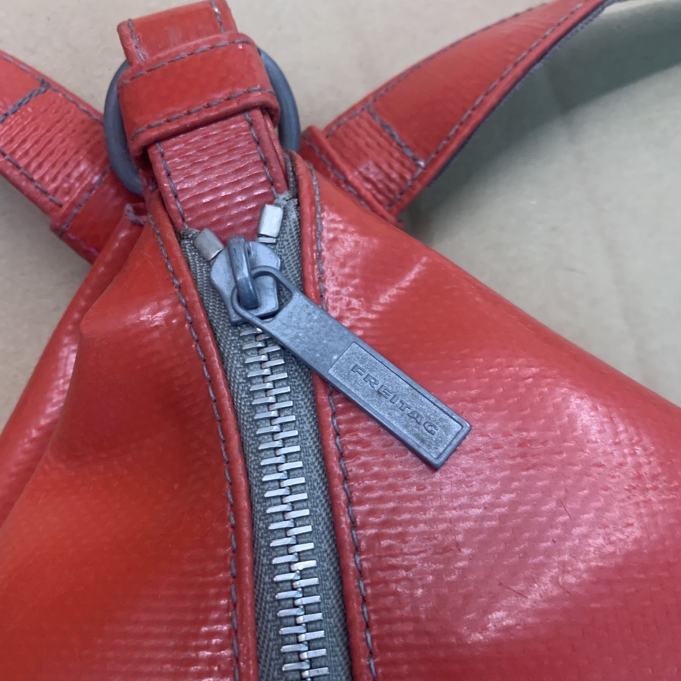 Freitag Rucksäcke: FREITAG REFERENCE R123 WOOLF BACKPACK Rucksack Tasche Rot – Gebraucht aus Chalais von Decoarts.art 5