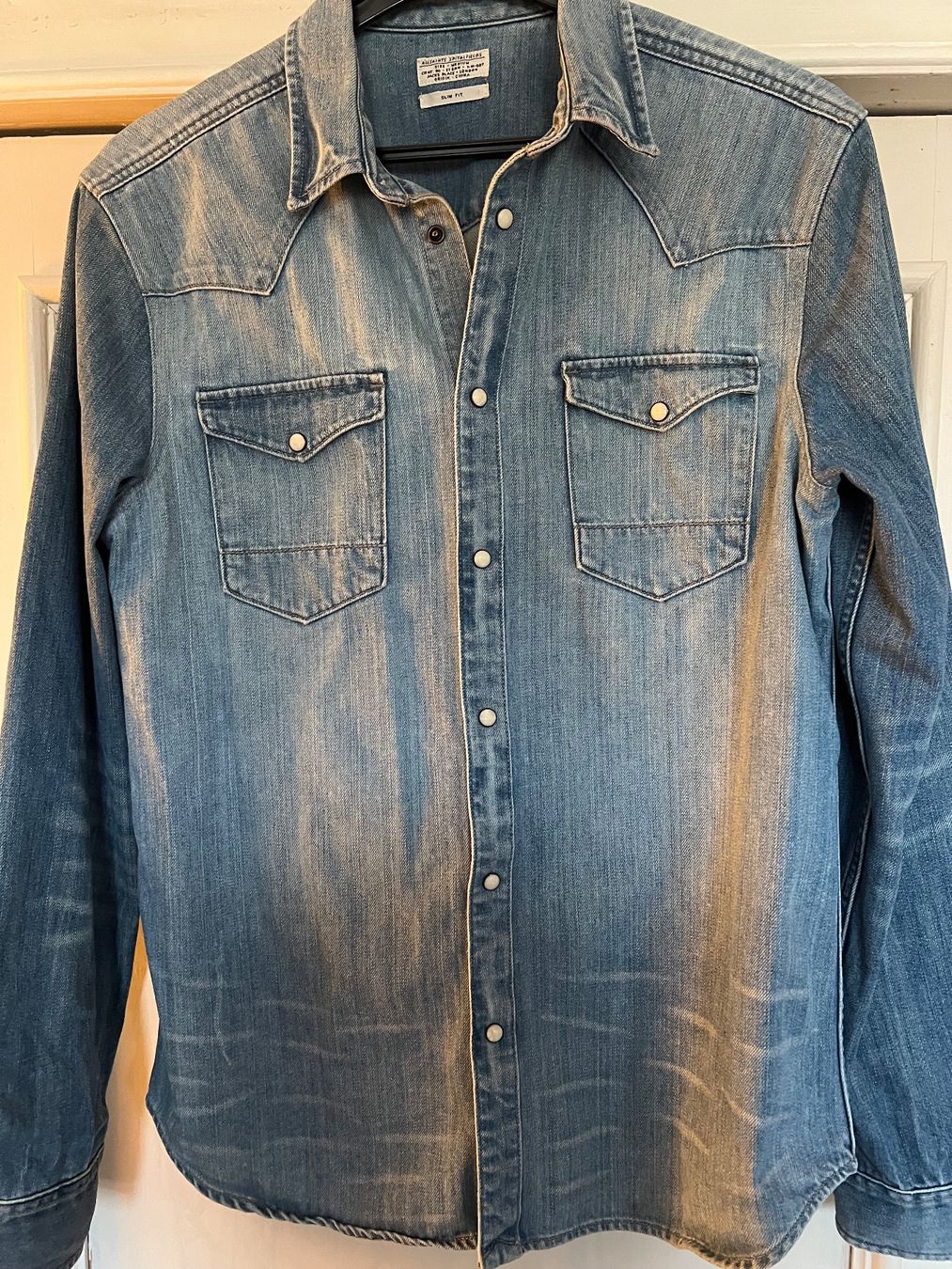 Allsaints Hemden: All Saints Denim Hemd, Slim Fit, Grösse M. – Neu (gemäss Beschreibung) aus Biel/Bienne von Girasole232
