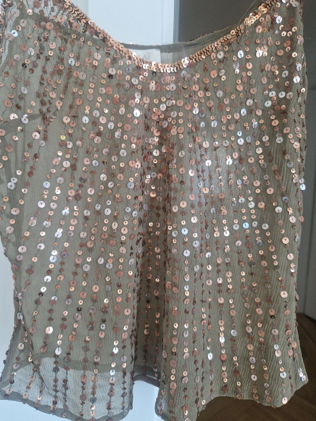 Kookai Top: Seidentop mit Pailetten – Nuovo (secondo la descrizione) da Küsnacht ZH venduto da 2011_ 2