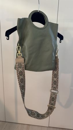 Handtasche Leder grün mit Wechselriemen guter Zustand