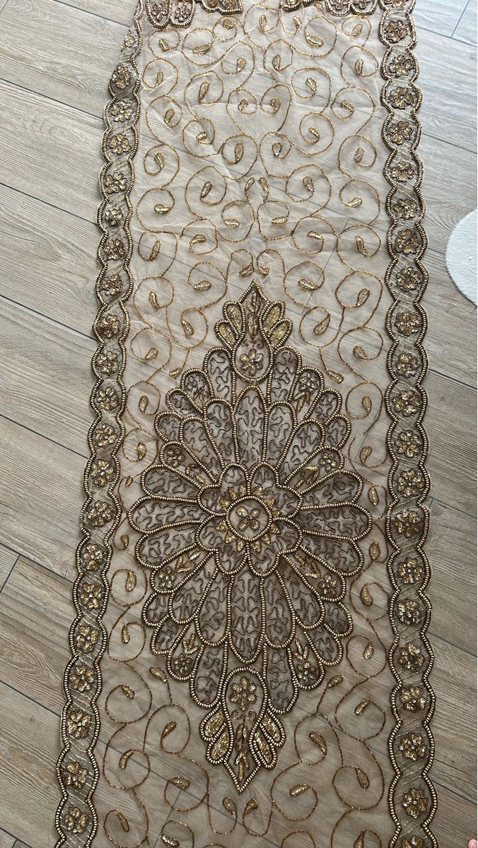 Set di tavolo e panche: Tischdecke aus Dubai, Handarbeit – Nuovo e nell'imballaggio originale da Richterswil venduto da ivana025 1