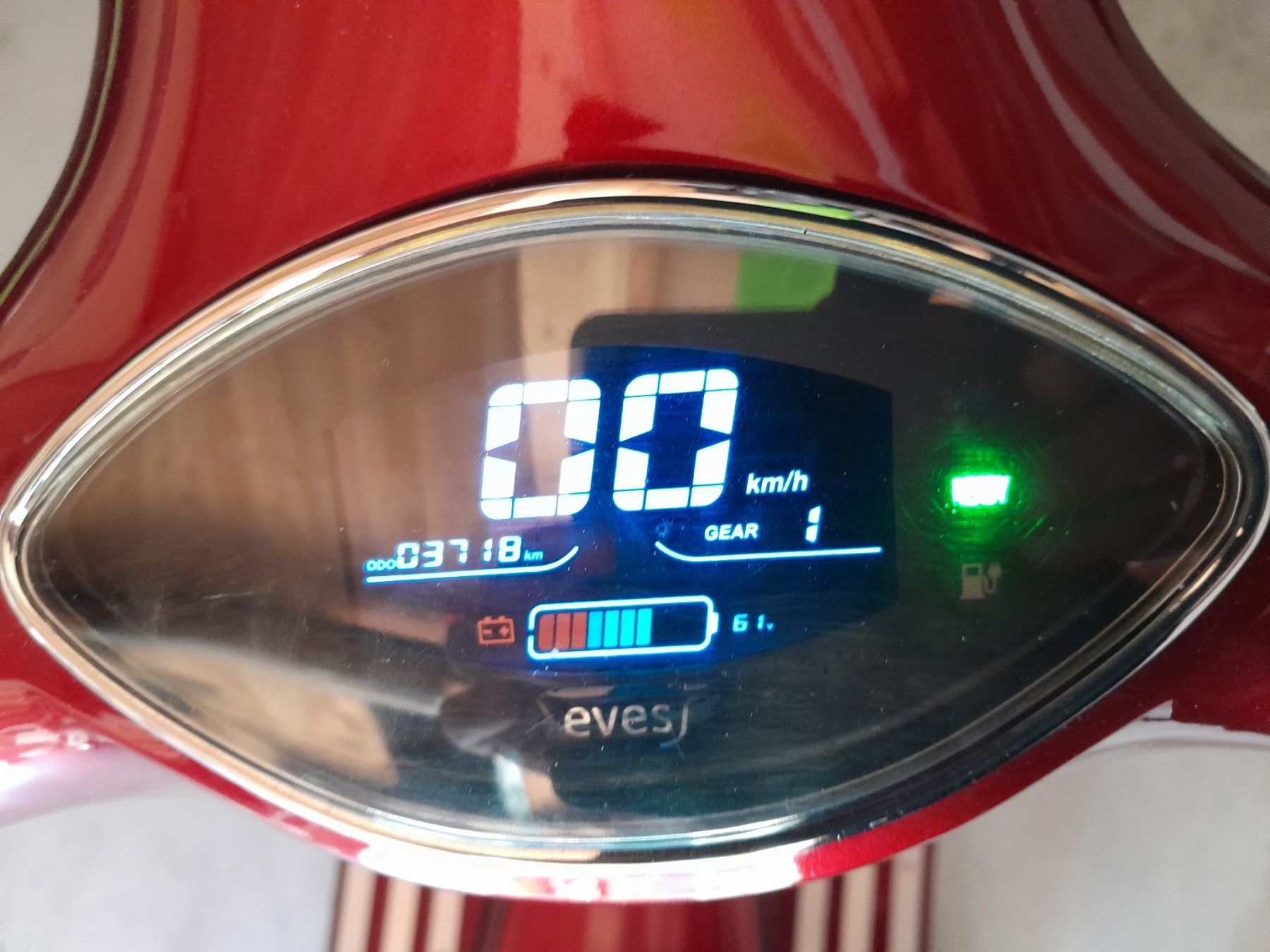 Altro: Elektroroller Eves rot metallic guter Zustand – Usato da Kaltbrunn venduto da ueli124 5