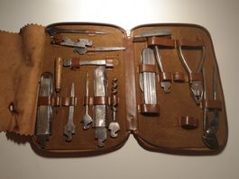 Altes Werkzeugset im Lederetui Campingset