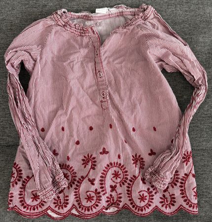 Rote Bluse mit Stickereien, Grösse 110