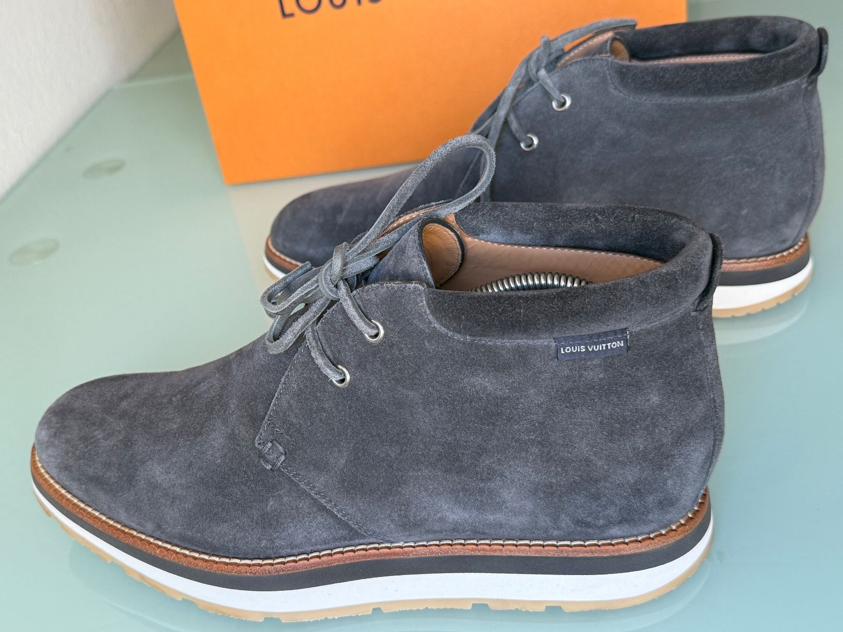 Louis Vuitton Herrenschuhe: LOUIS VUITTON Chukka Wingtip GrauWildleder Stiefel Boot 43.5 – Gebraucht aus Kreuzlingen von kruezbiz 8