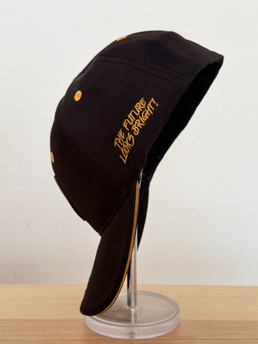 Copricapi, berretti & cappellini: Future Looks Bright Flex Fit Hat - Black & Gold – Usato da Binningen venduto da samorga21 4