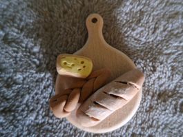 Feine Brote,Käse,Handarbeit auf Brettli fürs Puppenhaus, neu