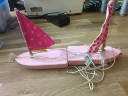 2 Spielzeug-Holzboote rosa mit Segel Handarbeit 18cm 